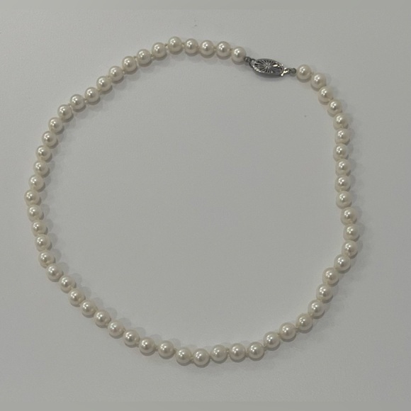 Elegant White Freshwater Pearl Necklace - Picture 1 of 3